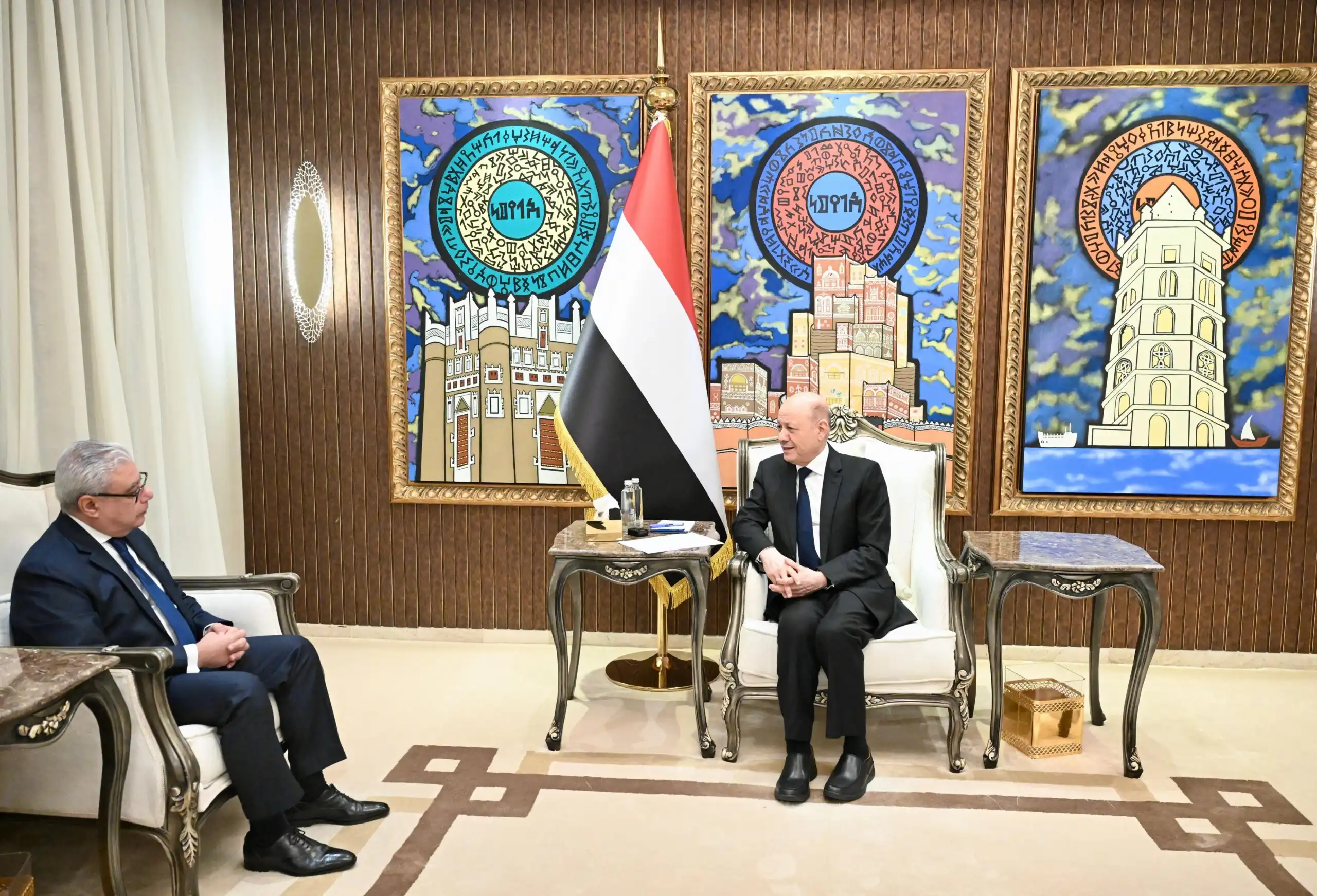 The Chairman of the Presidential Leadership Council praises Egypt's support for the Yemeni people and their political leadership.