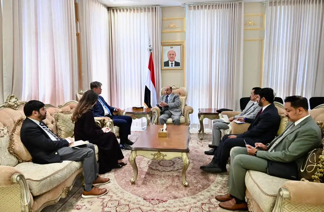 Le membre du Conseil de direction Al-Khanbashi discute avec l'attaché d'affaires américain des développements et de la coopération.