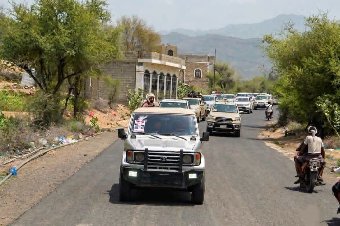 Les fils de Ma'afir organisent une caravane alimentaire et humanitaire pour soutenir les héros des forces armées à Al-Kadhah.