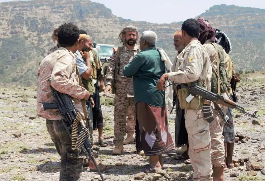 Le chef du secteur de Tour al-Baha continue ses visites sur le terrain et inspecte les fronts de Rassane et Al-Alaqma au sud de Taëz.