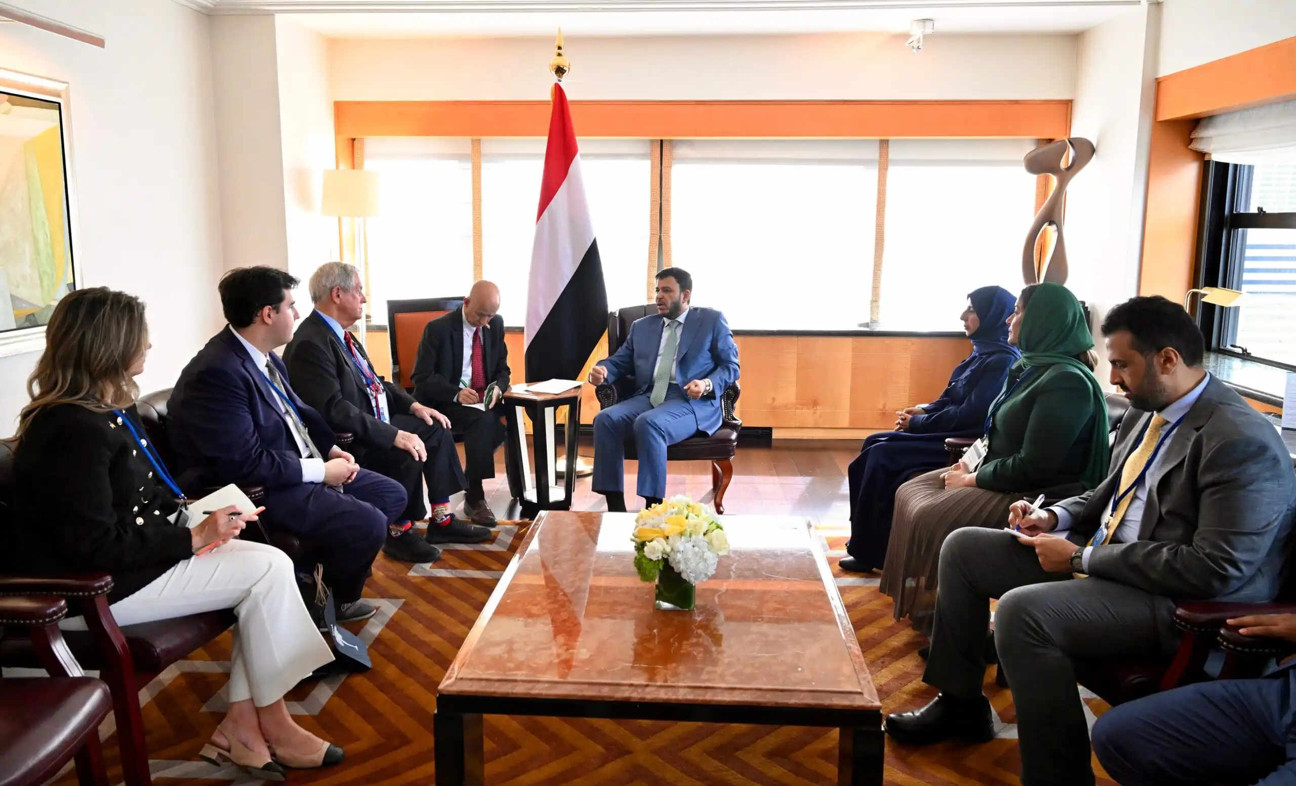 عضو مجلس القيادة الدكتور عبدالله العليمي يبحث تطورات اليمن والتهديدات الحوثية مع عضو لجنة الشؤون الخارجية بمجلس النواب الأمريكي