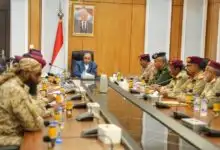 عضو مجلس القيادة الخنبشي يشدد على رفع مستوى الجاهزية واليقظة الأمنية ويناقش مع وكلاء المحافظة تعزيز الاستجابة الإنسانية