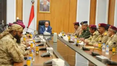 عضو مجلس القيادة الخنبشي يشدد على رفع مستوى الجاهزية واليقظة الأمنية ويناقش مع وكلاء المحافظة تعزيز الاستجابة الإنسانية