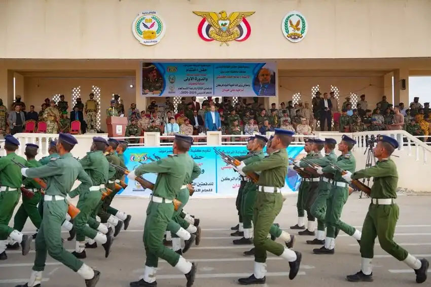 عضو مجلس القيادة سالم الخنبشي يشهد اختتام دورات حماية الشخصيات والصاعقة بكلية الشرطة بحضرموت