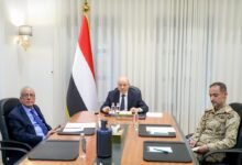 رئيس مجلس القيادة يشيد بكفاءة القوات المسلحة ويوجه بتسريع تنفيذ قراري العودة الآمنة والتعبئة العامة
