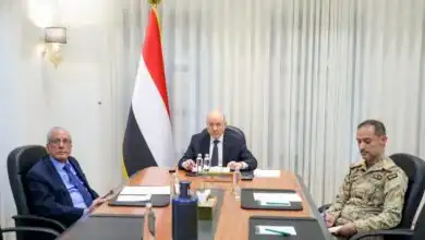 رئيس مجلس القيادة يشيد بكفاءة القوات المسلحة ويوجه بتسريع تنفيذ قراري العودة الآمنة والتعبئة العامة