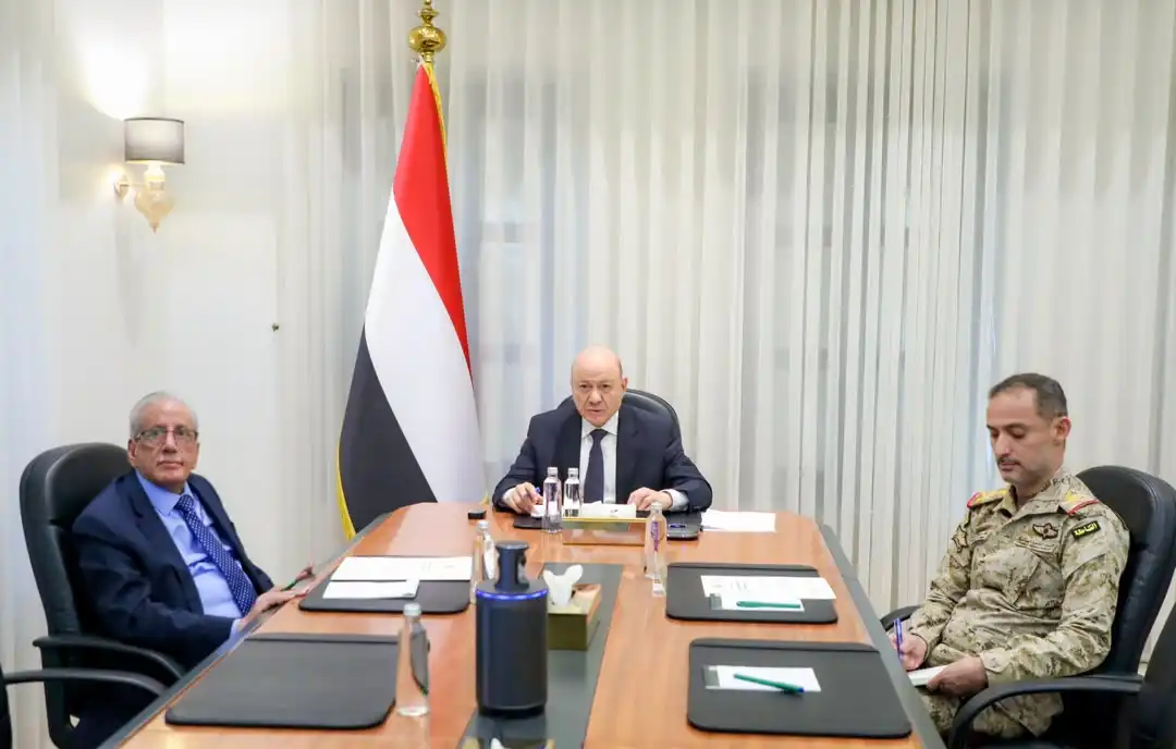 رئيس مجلس القيادة يشيد بكفاءة القوات المسلحة ويوجه بتسريع تنفيذ قراري العودة الآمنة والتعبئة العامة