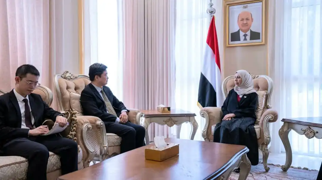 وزيرة الخارجية تبحث مع القائم بالأعمال الصيني تعزيز التعاون الثنائي وأمن الملاحة في البحر الأحمر
