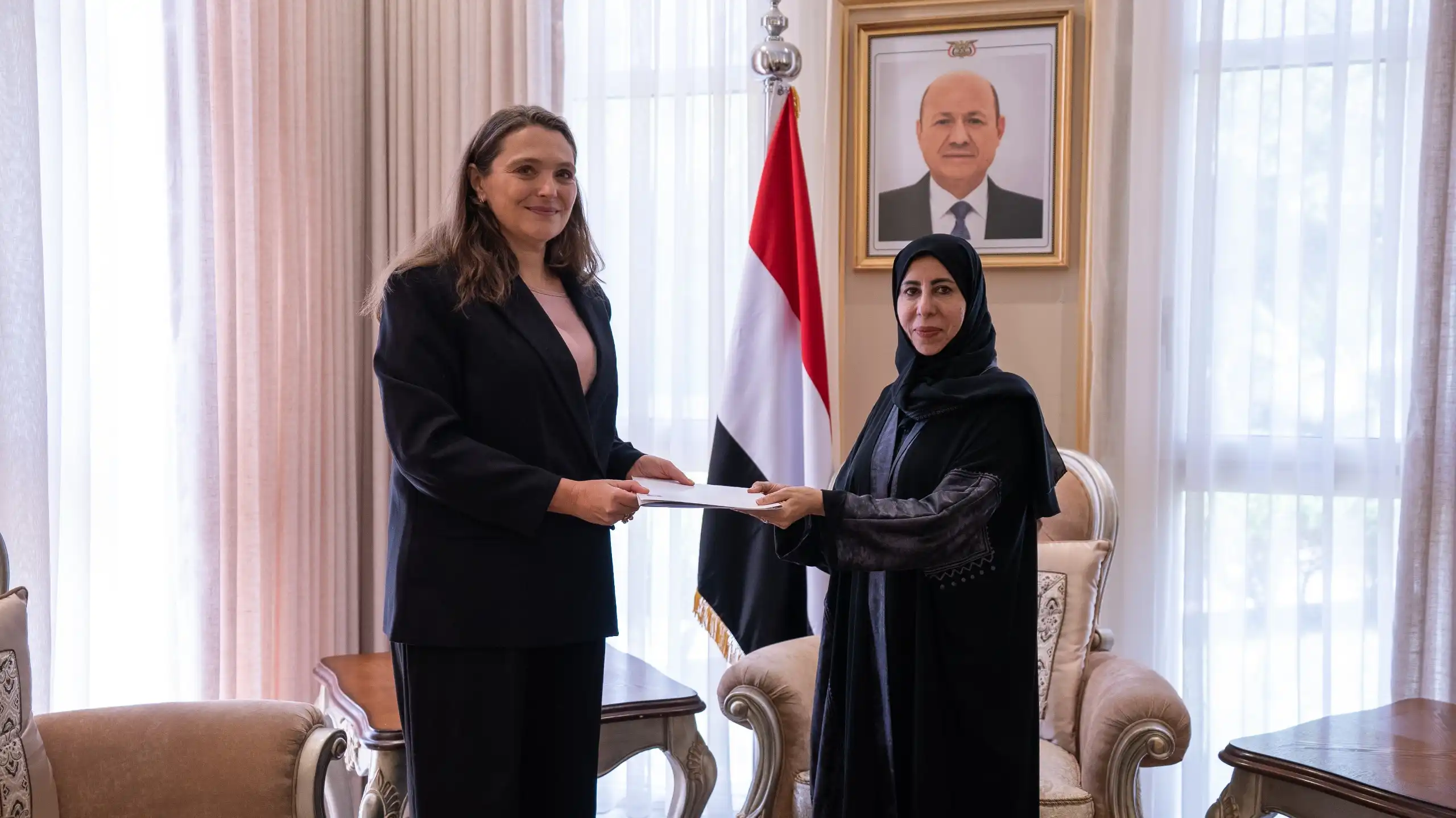 وزيرة الخارجية تتسلّم نسخة من أوراق اعتماد سفيرة مملكة الدنمارك