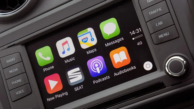 شرح طريقة التبديل بين هاتفين على CarPlay