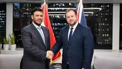 عضو مجلس القيادة عبدالله العليمي يبحث مع وزير الدولة البريطاني تطورات الأوضاع في اليمن والتهديدات الحوثية