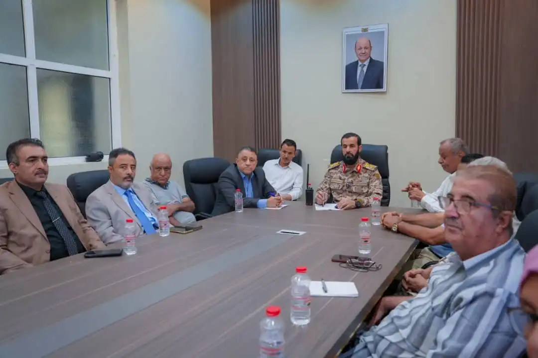 Le gouverneur d'Abyan préside une réunion élargie des autorités locales et du bureau exécutif, affirmant l'augmentation de la sécurité.