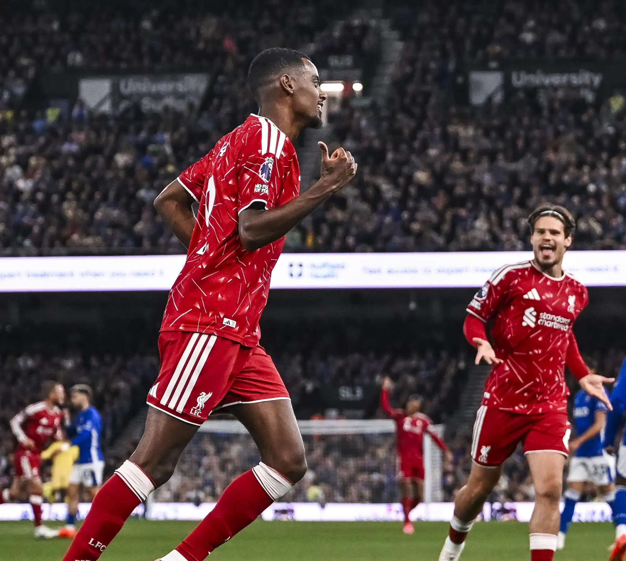 Liverpool remporte sa première victoire en Premier League grâce à un doublé précoce d'Isaac.