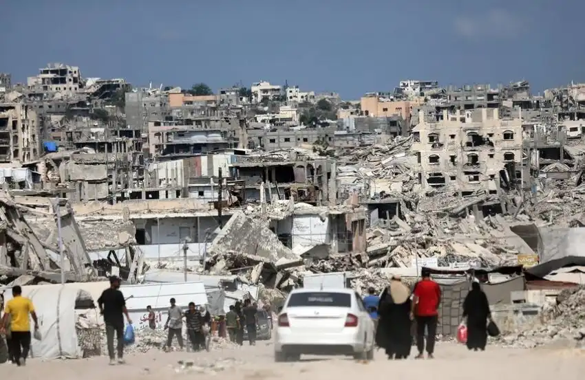 Gaza : Les pompiers récupèrent 55 corps sous les décombres de la maison de la famille "Malika" dans le quartier de Zeitoun.