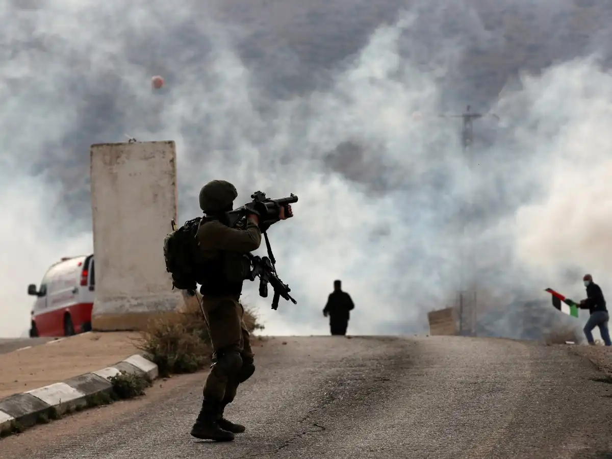 إصابة فلسطينيين خلال اقتحامين للاحتلال في قلقيلية وبلدة حجة