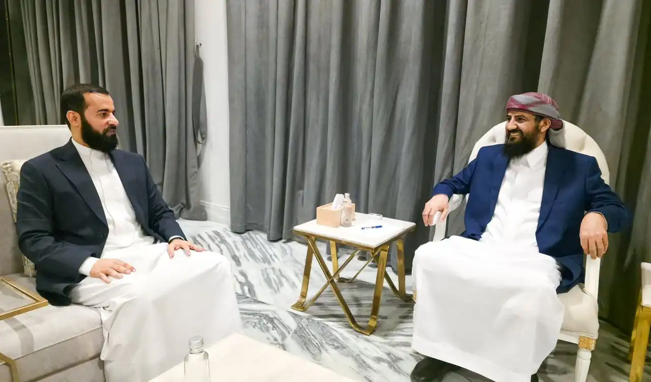 Un membre du Conseil de direction, Al-Mahrumi, rencontre le gouverneur d'Abyan pour discuter des situations militaire, sécuritaire et de services.