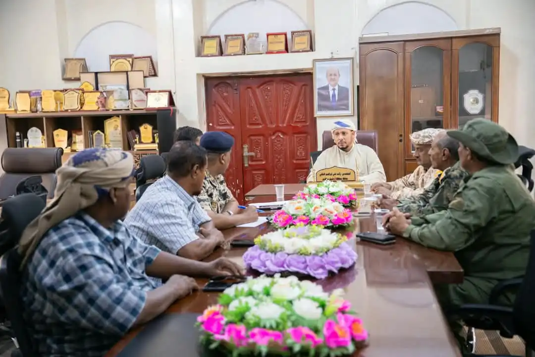 سقطرى.. اللجنة الأمنية برئاسة المحافظ تناقش مستجدات الأوضاع وجهود تعزيز الأمن والاستقرار