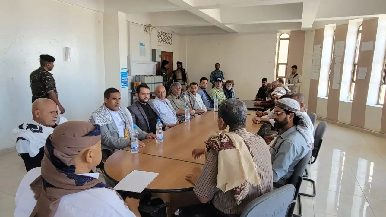 The Governor of Taiz meets with sheikhs and dignitaries of Al-Shamayatain, affirming unity against terrorist militias.