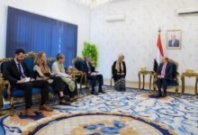رئيس الوزراء يستقبل في عدن سفيري الاتحاد الأوروبي وهولندا