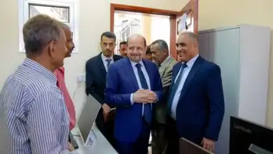 رئيس الوزراء يزور وزارة التربية والتعليم ويوجه بتعزيز الأداء واستيعاب الطلاب النازحين