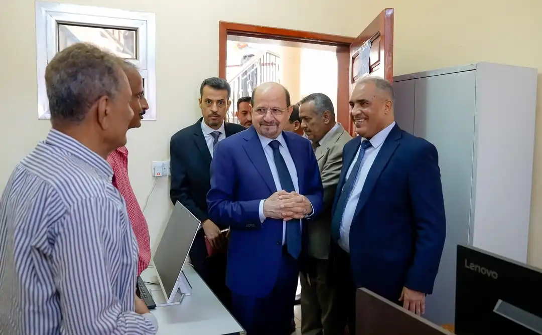 رئيس الوزراء يزور وزارة التربية والتعليم ويوجه بتعزيز الأداء واستيعاب الطلاب النازحين