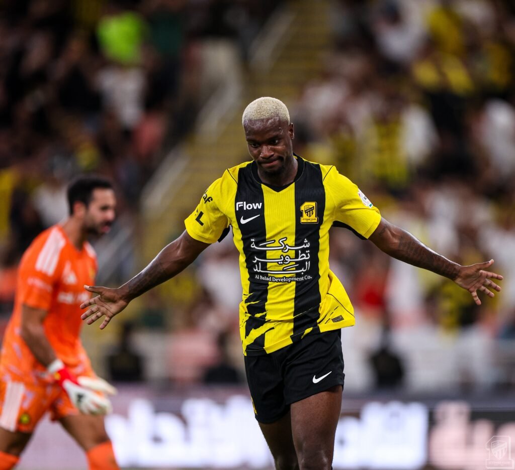 Al-Ittihad defeats Al-Nassr 2-1 in a thrilling fifth-round clash, ending their winning streak.