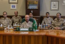 رئيس قوات الدفاع ورؤساء هيئات الأركان العامة للدول الأطراف في اتفاقية مكة للدفاع المشترك يعقدون اجتماعًا في الرياض