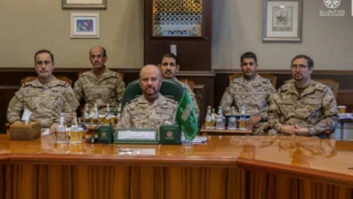 رئيس قوات الدفاع ورؤساء هيئات الأركان العامة للدول الأطراف في اتفاقية مكة للدفاع المشترك يعقدون اجتماعًا في الرياض