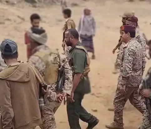 The Defense Minister inspects the fronts in Dhale and praises the armed forces' heroism against the Houthi militia.