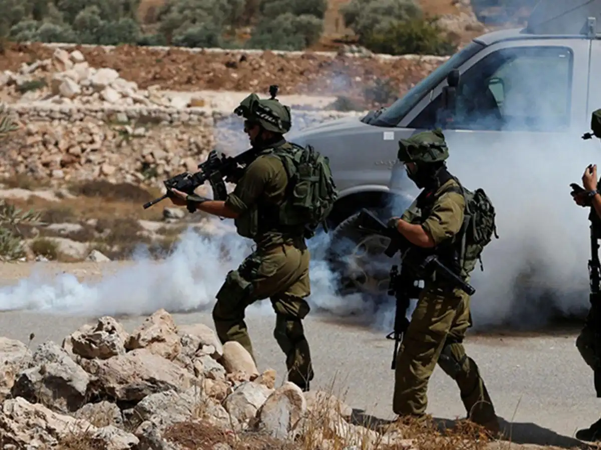 Un jeune Palestinien blessé par des balles de l'occupation à Beit Oula, son véhicule a été incendié.