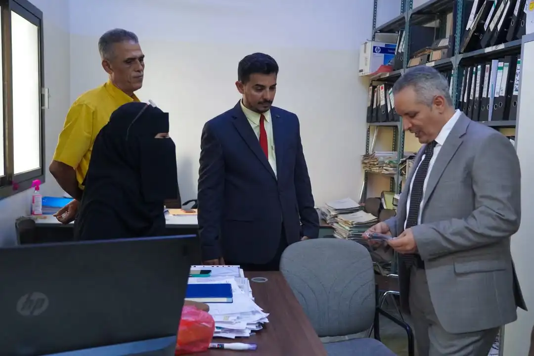 Le ministre des Affaires sociales inspecte la performance administrative et de service au Bureau des Affaires sociales à Aden.