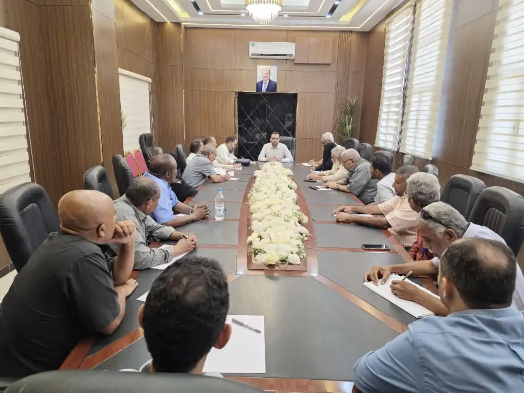 وزير الخدمة المدنية يترأس اجتماعاً موسعاً لمناقشة حزمة من الإنجازات والخطط التطويرية بالوزارة