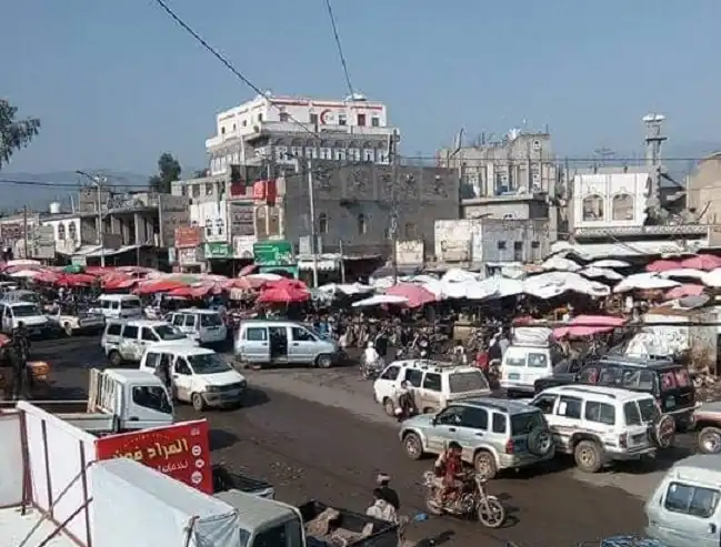 Des militants houthis attaquent un projet d'eau, endommagent des cultures agricoles et imposent des taxes aux vendeurs à Al-Makhadir.