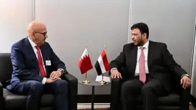 الدكتور عبدالله العليمي يبحث مع وزير الخارجية البحريني العلاقات الثنائية والتطورات الإقليمية