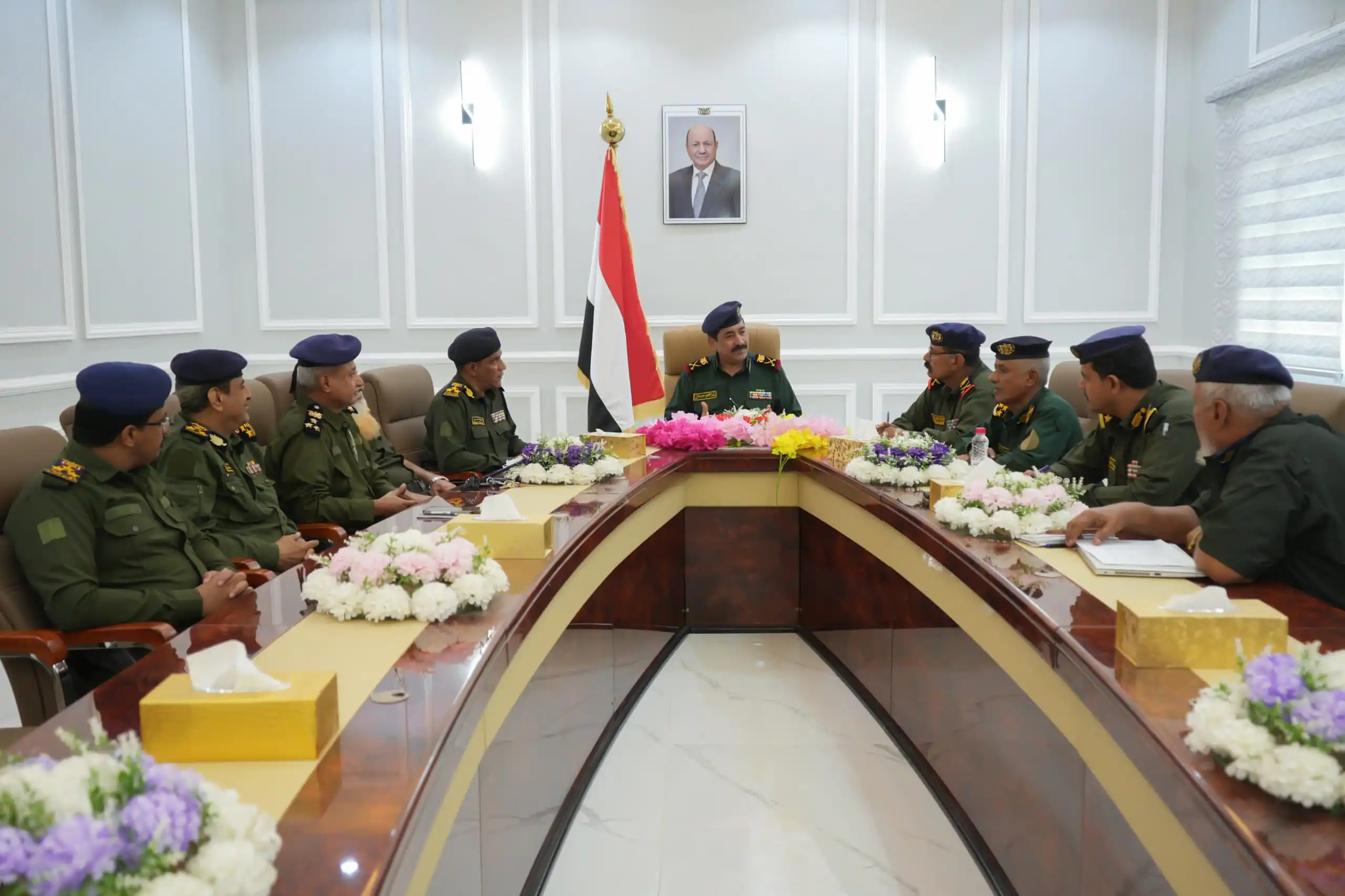 وزير الداخلية يؤكد رفع الجاهزية الأمنية وتعزيز حماية المدن والمديريات المحررة