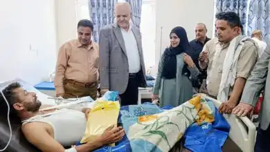 محافظ تعز يتفقد جرحى القوات المسلحة في مستشفيات المحافظة