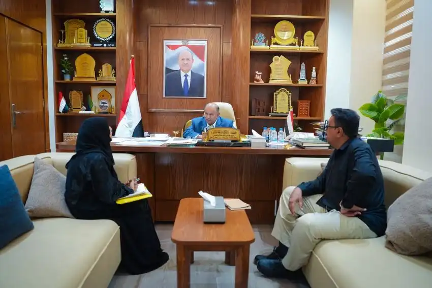 عضو مجلس القيادة الخنبشي يناقش تعزيز عدالة الأحداث ويرعى اتفاقية لتوفير محطة تحلية لمركز غسيل الكلى بالمكلا