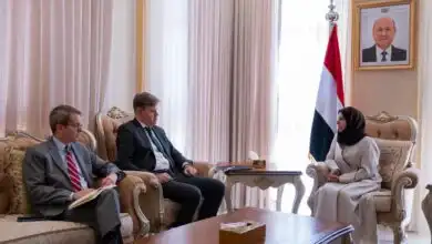 وزيرة الخارجية تبحث مع القائم بالأعمال الأمريكي التصعيد الحوثي وتهديداته لأمن المنطقة والملاحة الدولية