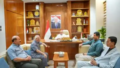 عضو مجلس القيادة الخنبشي يناقش مشاريع الطرق وجهود تحسين خدمة الكهرباء في حضرموت