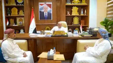 عضو مجلس القيادة سالم الخنبشي يناقش أوضاع التعليم ويوقّع عقداً لتجهيز المدارس ويطّلع على جهود إصلاح ذات البين