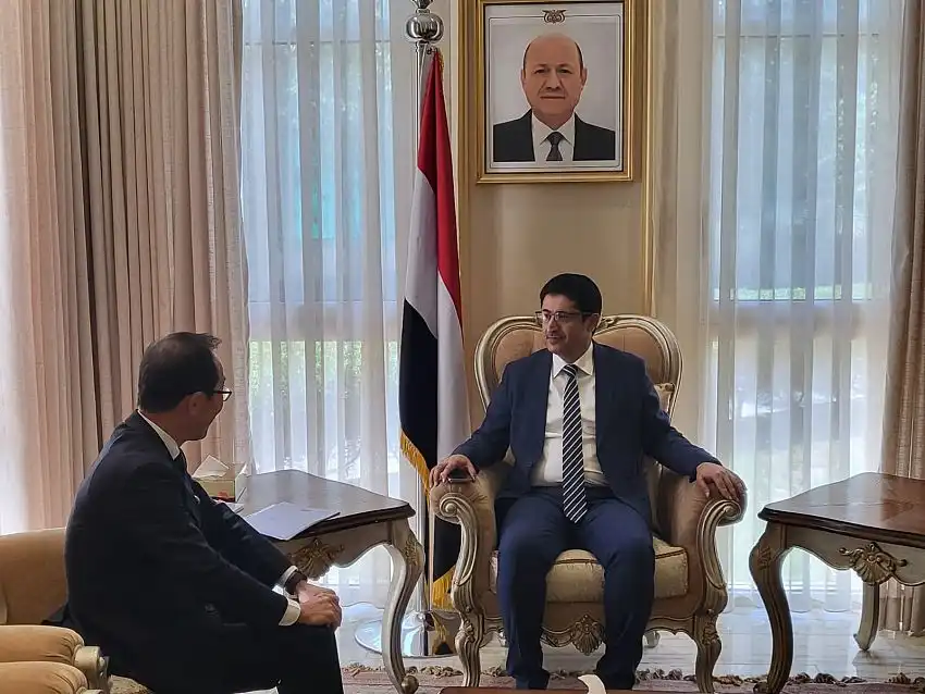 Le secrétaire d'État aux Affaires étrangères discute avec l'ambassadeur japonais des développements et des conséquences de l'escalade houthiste.