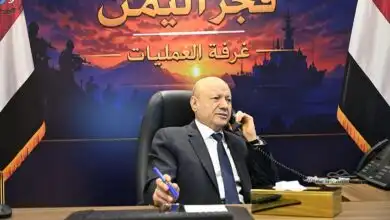 رئيس مجلس القيادة يطمئن على سلامة أعضاء المجلس ورئيس الوزراء بعد الهجوم الإرهابي على قصر معاشيق