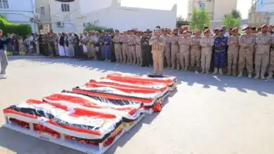 رئيس هيئة الأركان يدعو إلى الاستنفار والمشاركة في معركة “فجر اليمن” خلال تشييع العميد أحمد بحيبح ورفاقه بمأرب