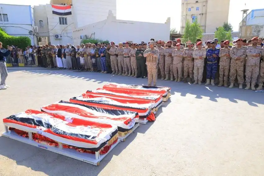 رئيس هيئة الأركان يدعو إلى الاستنفار والمشاركة في معركة “فجر اليمن” خلال تشييع العميد أحمد بحيبح ورفاقه بمأرب
