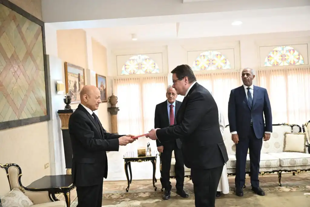 Le président du Conseil de direction : les attaques des milices houthis sur les aéroports civils nécessitent l'unité mondiale contre Daech et Al-Qaïda.