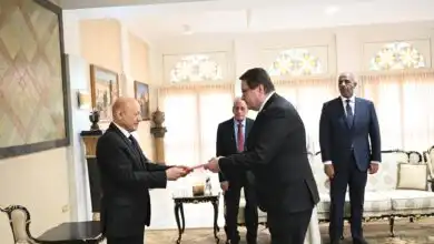 رئيس مجلس القيادة: هجمات المليشيات الحوثية على المطارات المدنية تستوجب وحدة العالم كوحدته ضد داعش والقاعدة