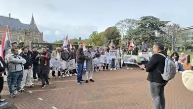 وقفة احتجاجية في لاهاي تطالب بالضغط لإنهاء حصار تعز ومحاسبة الحوثيين على انتهاكاتهم