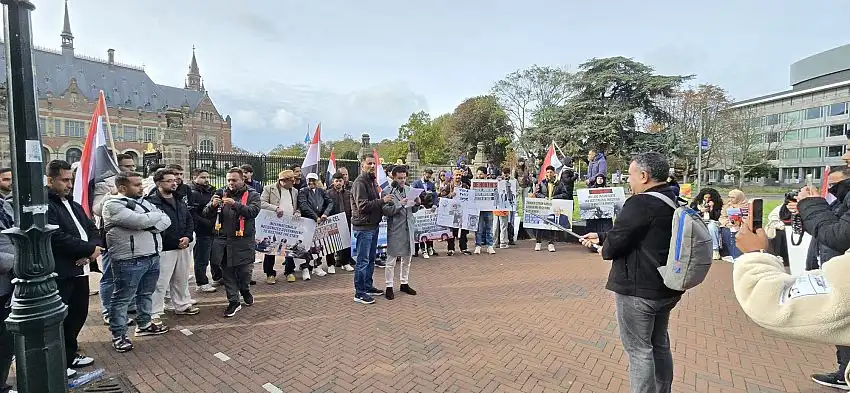 Manifestation à La Haye pour exiger la fin du blocus de Taëz et la responsabilité des Houthis pour leurs violations.