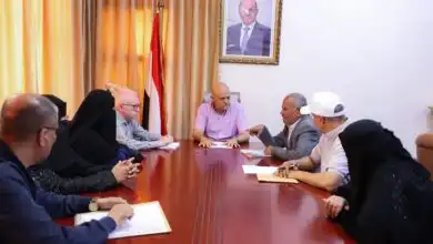 محافظ تعز يناقش خطة طوارئ لضمان استمرارية التعليم عن بُعد للطلاب والطالبات