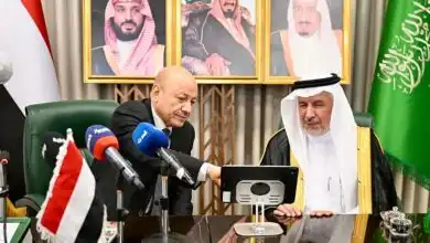 حصار مليشيا الحوثي ومعاناة النازحين في صدارة زيارة العليمي لمركز الملك سلمان